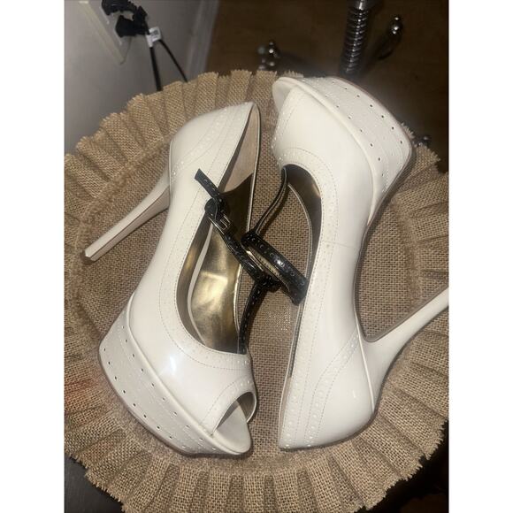 NEW Guess Platform Platform Stiletto Heel Peep Toe Cream Black T Strap Sz 9 NEW - Picture 9 of 11